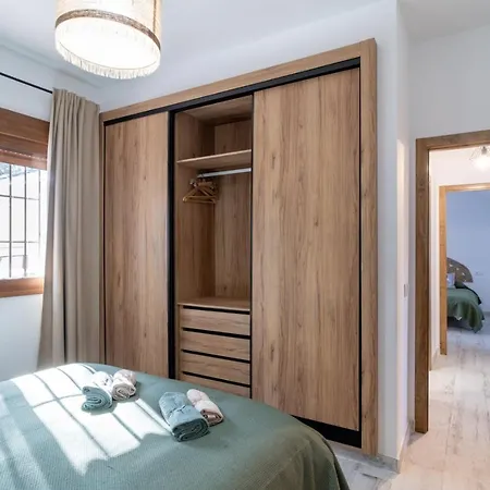 De Diseno Con Piscina Y Barbacoa Holiday home