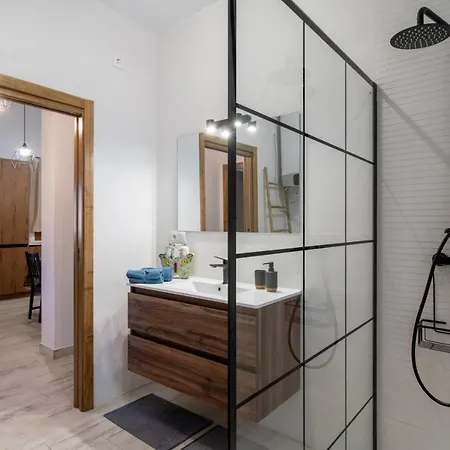 De Diseno Con Piscina Y Barbacoa
