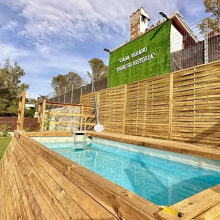 De Diseno Con Piscina Y Barbacoa