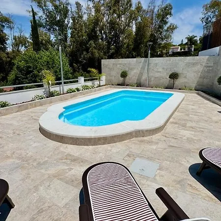 De Diseno Con Piscina Y Barbacoa