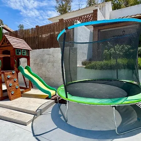 De Diseno Con Piscina Y Barbacoa