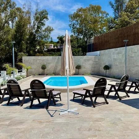 De Diseno Con Piscina Y Barbacoa Holiday home *
